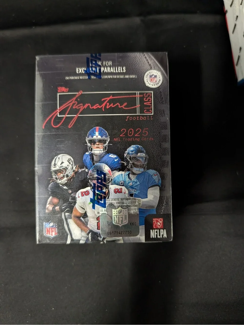 Topps Signature NFL 2025 Trading Cards Box - Exclusive Parallels